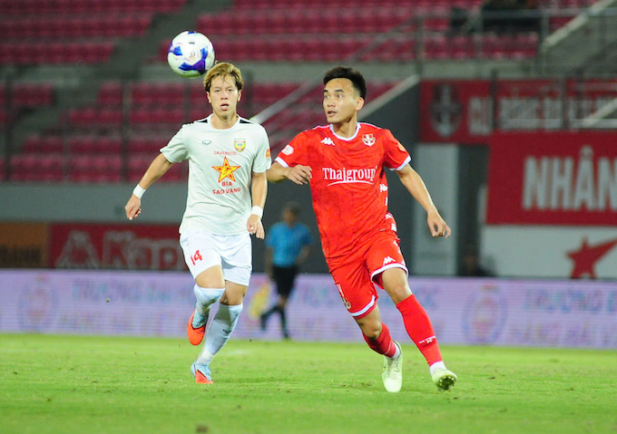 Lê Viktor (áo trắng) đã chơi khá tốt, nhưng anh lại dứt điểm kém duyên. Ảnh: Phan Tùng