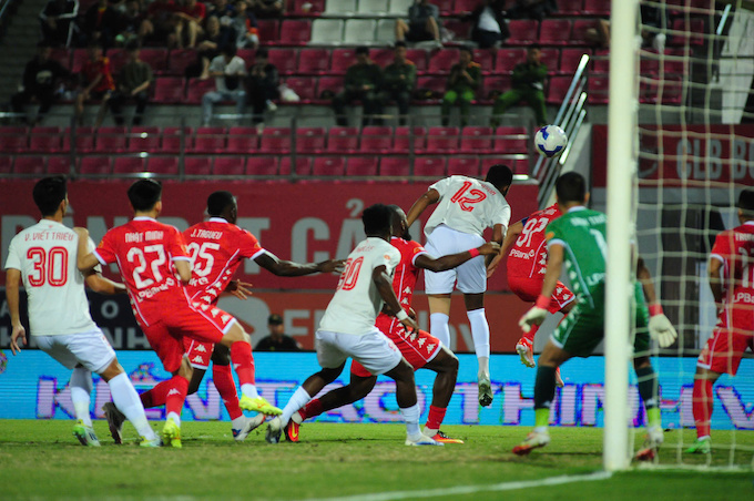 Khung thành của thủ môn Đình Triệu đã chịu sức ép khá lớn ngay từ đầu trận. Ảnh: Phan Tùng