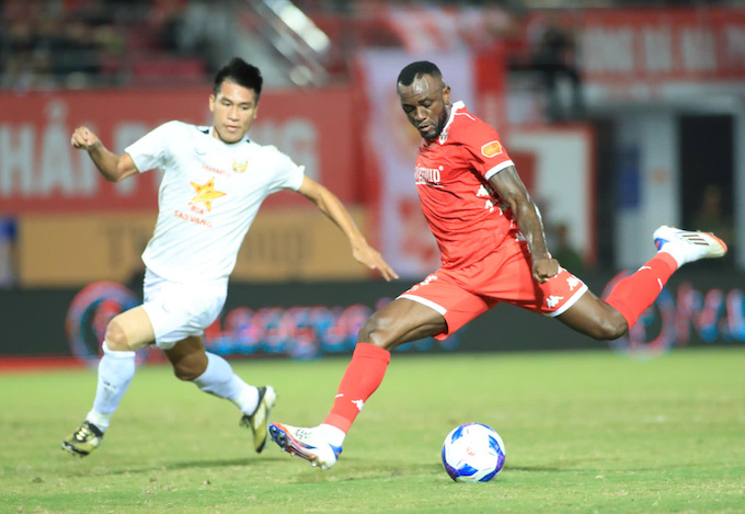 Cú dứt điểm ghi bàn thắng của Tagueu bên phía Hải Phòng. Ảnh: Phan Tùng