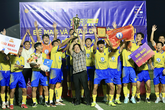 ĐH Đồng Tháp nâng cao cúp vô địch ở vòng loại khu vực phía Nam - Đồng Tháp. Ảnh: Khả Hòa 