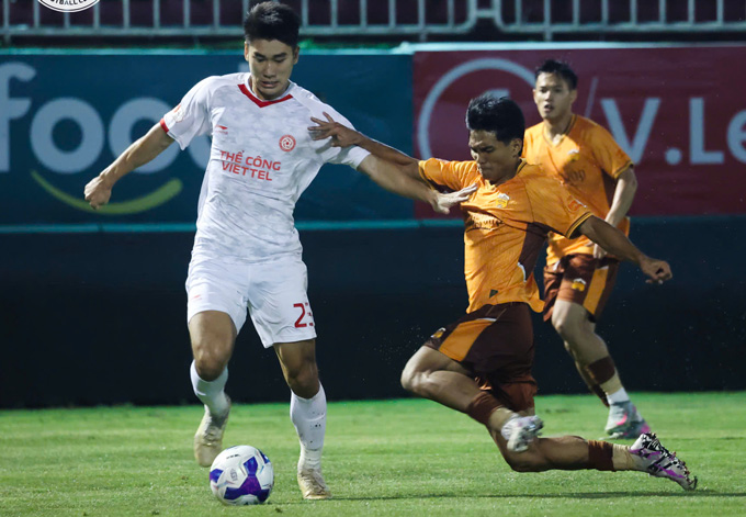 Thể Công (áo trắng) đã có một trận đấu khá tệ trước HAGL.