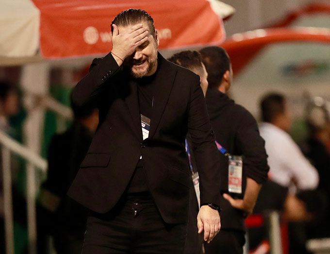 HLV Popov không thắng nổi HAGL lần nào - Ảnh: Minh Trần 