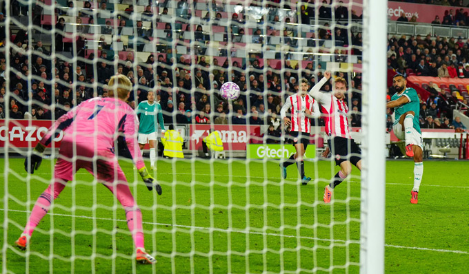 Salah ghi bàn nhưng Liverpool vẫn thua