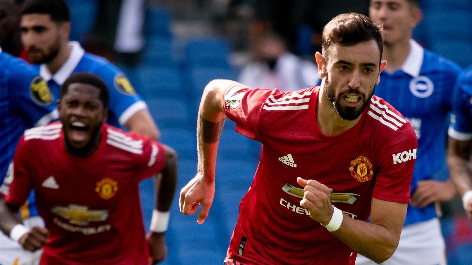 Fernandes luôn tỏ rõ vai trò quan trọng của một thủ lĩnh trên sân 