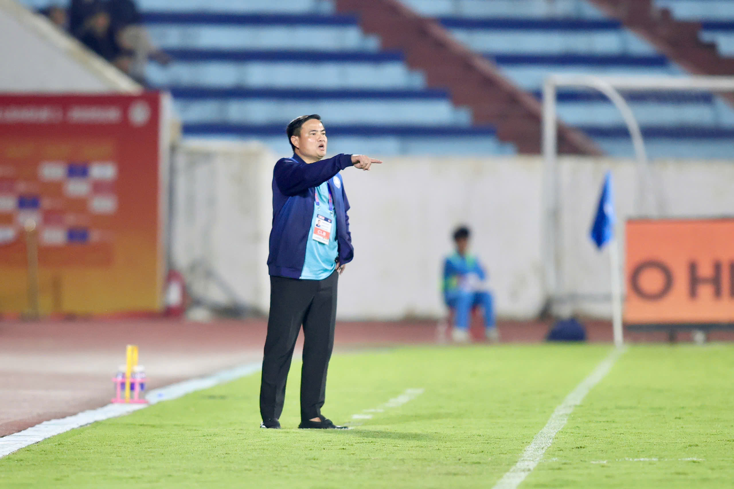 Tân HLV Nguyễn Trung Kiên gặp nhiều khó khăn trong ngày ra mắt Nam Định (Ảnh: Đức Cường)