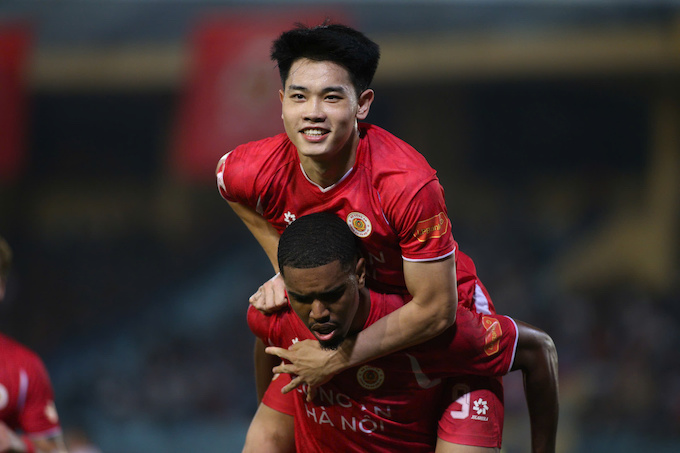 Niềm vui của CAHN khi có bàn thắng. Ảnh: Minh Tuấn 