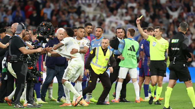 Trọng T đã phải rút 6 thẻ vàng và 1 thẻ đỏ vì vụ xô xát sau trận El Clasico