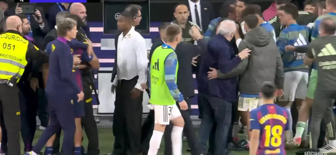 Gần như tất cả cầu thủ và BHL hai đội đều lao vào cuộc ẩu đả