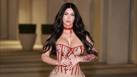 Megan Fox: Fan nữ MU khoe đôi gò bồng đảo siêu gợi cảm  Megan Fox: Fan nữ MU khoe đôi gò bồng đảo siêu gợi cảm