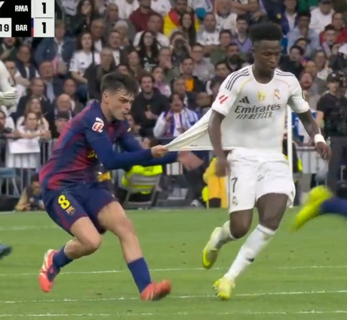 Pha kéo áo đầy bất lực của Pedri với Vinicius