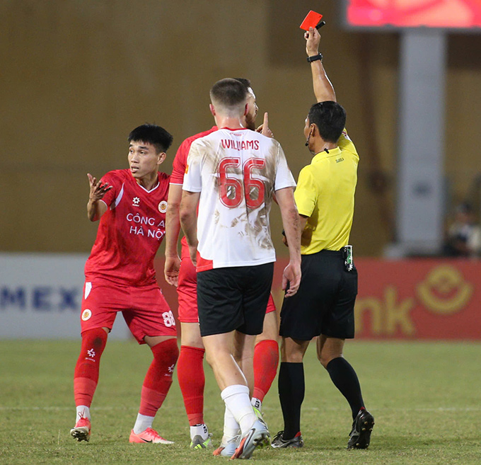 Lê Văn Đô chịu thẻ đỏ - Ảnh: Minh Tuấn 
