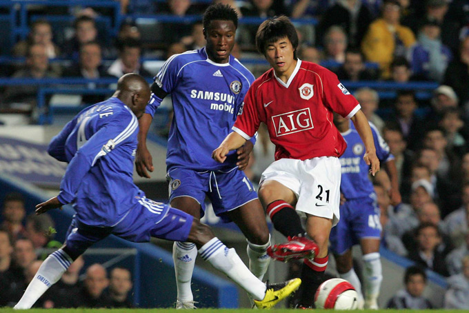 Dong thời ra sân cho MU ở trận gặp Chelsea