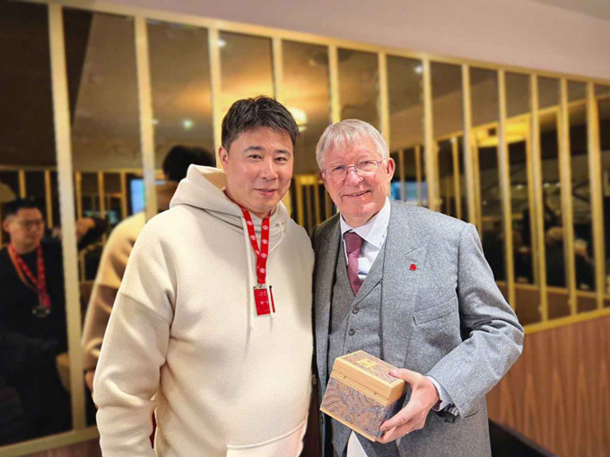 Dong chụp ảnh lưu niệm bên cạnh Sir Alex