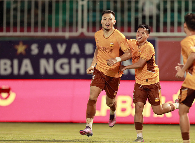 HAGL tạo cú sốc khi có chiến thắng trước Thể Công Viettel - Ảnh: Minh Trần 