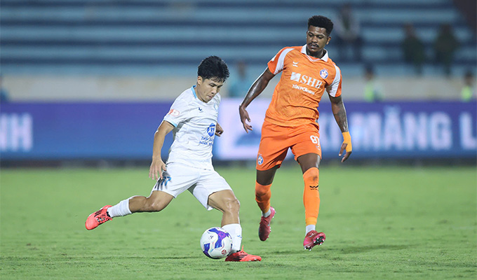 Nam Định vừa có trận hòa đầy khó khăn trước SHB Đà Nẵng - Ảnh: Đức Cường 