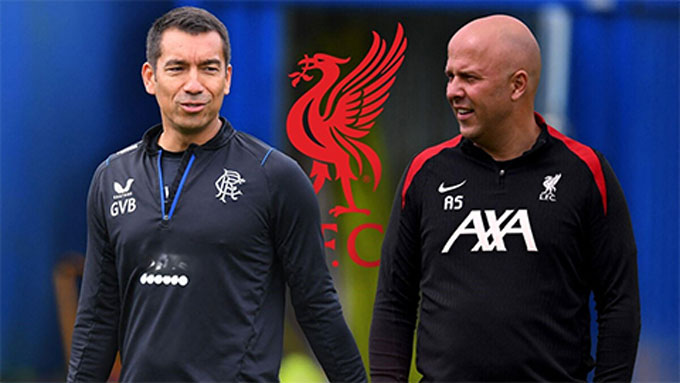 Trợ lý Van Bronckhorst (trái) sẽ tạm thời thay Slot dẫn dắt Liverpool ở trận đấu với Crystal Palace