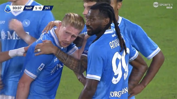 Anh đã rơi nước mắt vì đau và lo lắng phải nghỉ dài ngày