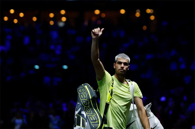 Alcaraz để thua ngay vòng một Paris Masters