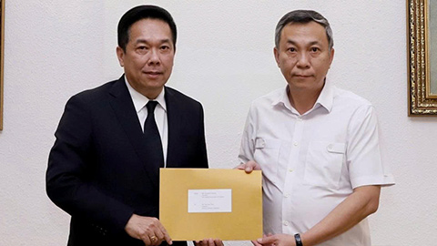 Simone Inzaghi celebrating with his Inter Milan players after beating Barcelona. Simone Inzaghi celebrating with his Inter Milan players after beating Barcelona.