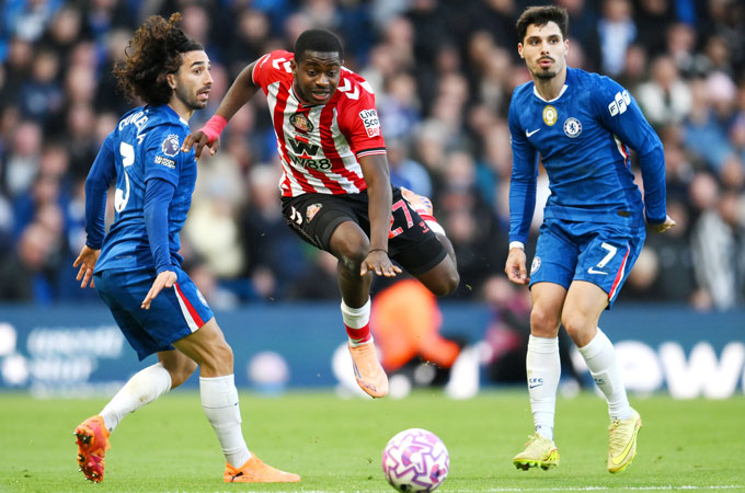 Sadiki (giữa) cày ải không biết mệt nơi tuyến giữa của Sunderland