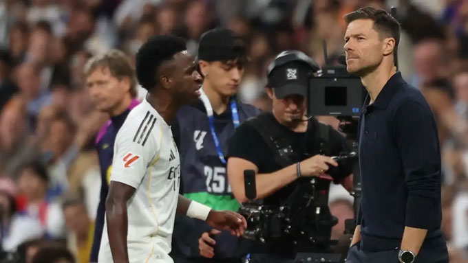 Vinicius bực tức với HLV Alonso sau khi bị thay ra