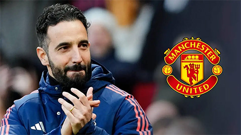 Simone Inzaghi celebrating with his Inter Milan players after beating Barcelona. Simone Inzaghi celebrating with his Inter Milan players after beating Barcelona.