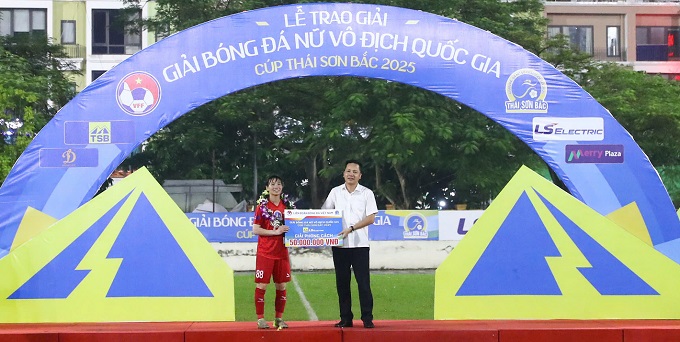 Trần Thị Thùy Trang nhận giải Cầu thủ xuất sắc nhất tại giải nữ VĐQG 2025. Ảnh: Phan Tùng 