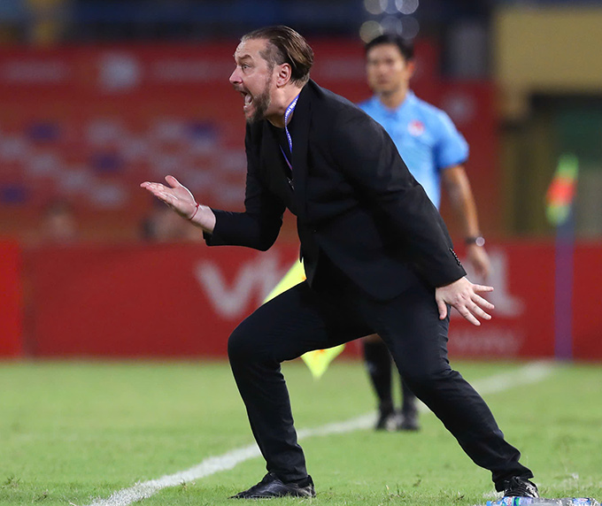 HLV Popov vừa trải qua một trận thua sốc trước khi gặp lại Thanh Hoá - Ảnh: Minh Tuấn 