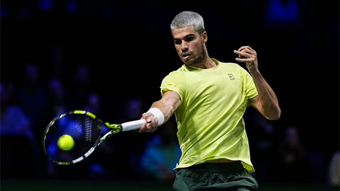 Carlos Alcaraz rơi vào khủng hoảng Carlos Alcaraz rơi vào khủng hoảng