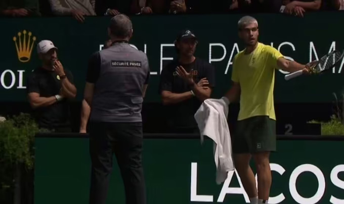 Alcaraz tranh cãi gay gắt với HLV của mình