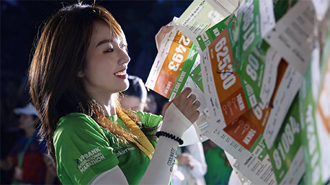 Hotgirl Hà Kim khoe nhan sắc trong veo trên đường chạy marathon đêm Hà Nội Hotgirl Hà Kim khoe nhan sắc trong veo trên đường chạy marathon đêm Hà Nội