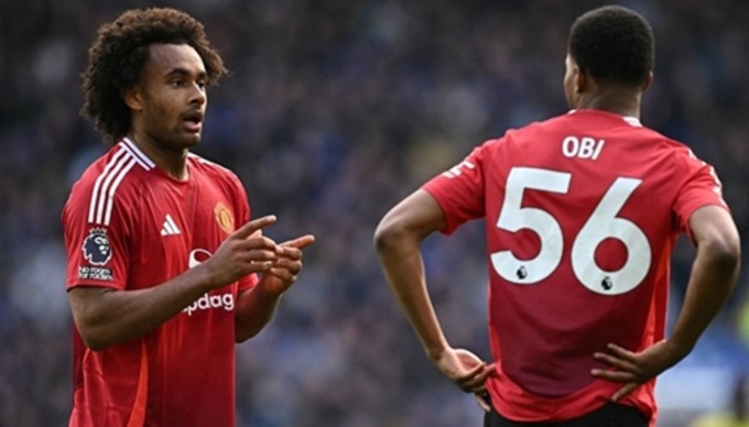 T năng trẻ Chido Obi (phải) cũng là lý do để Zirkzee nên ra đi sớm