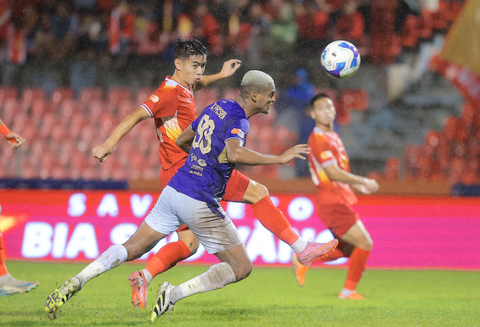 Hà Nội đã rất nỗ lực nhưng vẫn không thể có thêm bàn thắng. Ảnh: Đức Cường