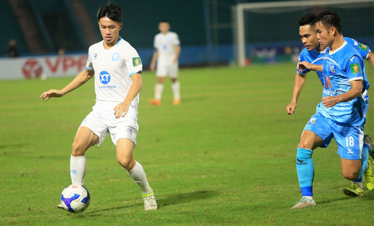 Khánh Hoà (áo xanh) có trận đấu khá vất vả trên sân của Phú Thọ - Ảnh: CLB Phú Thọ