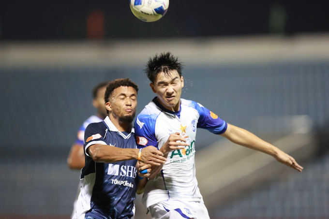 Pha tranh chấp quyết liệt của cầu thủ hai đội - Ảnh: Phi Hải