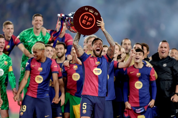 Sự ra đi của Inigo Martinez đã khiến bẫy việt vị của Barca mất linh.