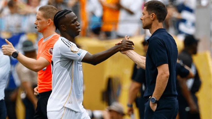 Vinicius vẫn căng thẳng với HLV Alonso