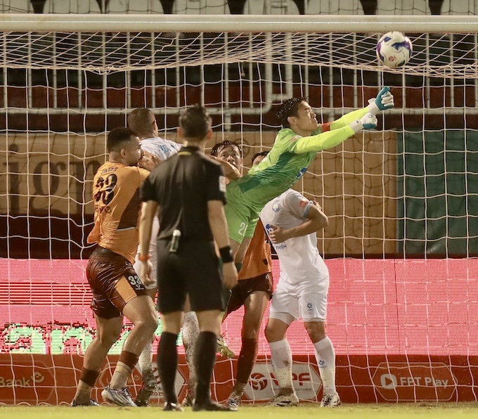 Pha tấn công của HAGL trước khung thành của thủ môn Nguyên Mạnh.Ảnh: Minh Trần 