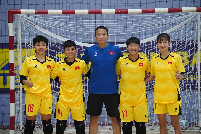 HLV thủ môn Nguyễn Đức Duy cùng các học trò. Ảnh: CTV