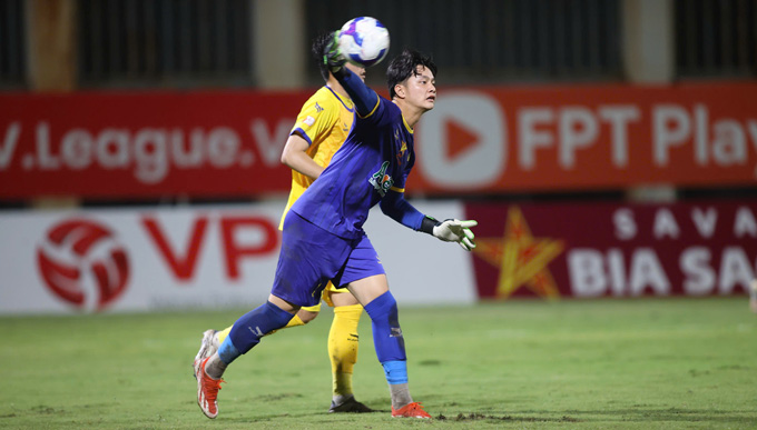 Cao Văn Bình cần thêm thời gian để trưởng thành tại V.League - Ảnh: Đức Cường