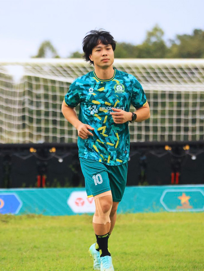 Công Phượng vẫn chưa hoàn toàn bình phục chấn thương đầu gối - Ảnh: ĐN