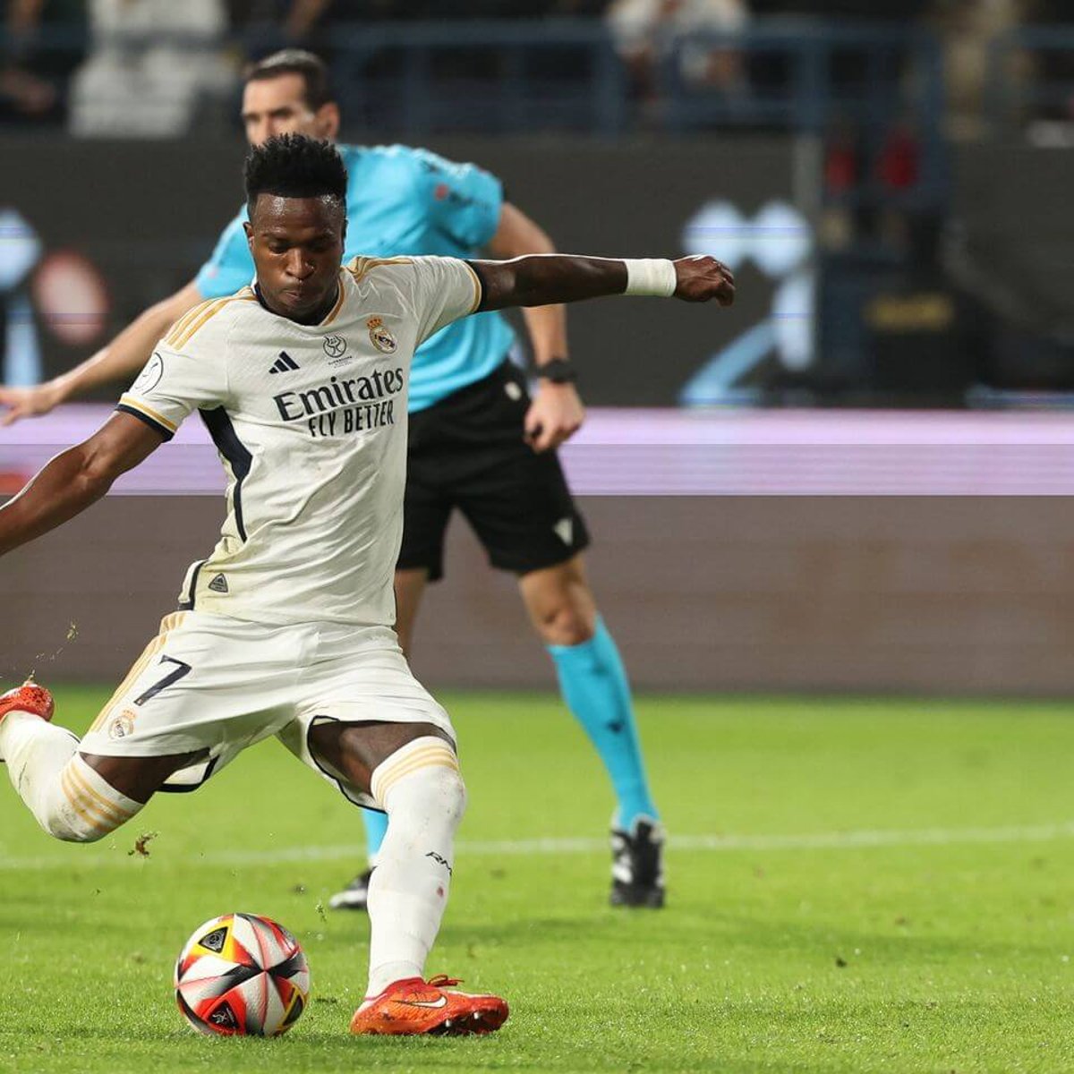 Vinicius đá hỏng quả phạt đền ở phút 43 trong trận đấu với Valencia 