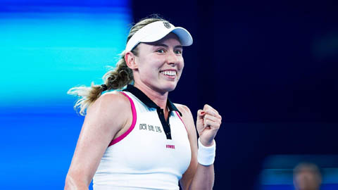 Mỹ nhân tennis Ekaterina Alexandrova ngồi khán đài cổ vũ cũng kiếm tiền tỷ