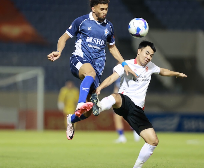 Đá sân nhà, nhưng SHB Đà Nẵng (áo xanh) không được đánh giá cao bằng đội thủ. Ảnh: Phi Hải 