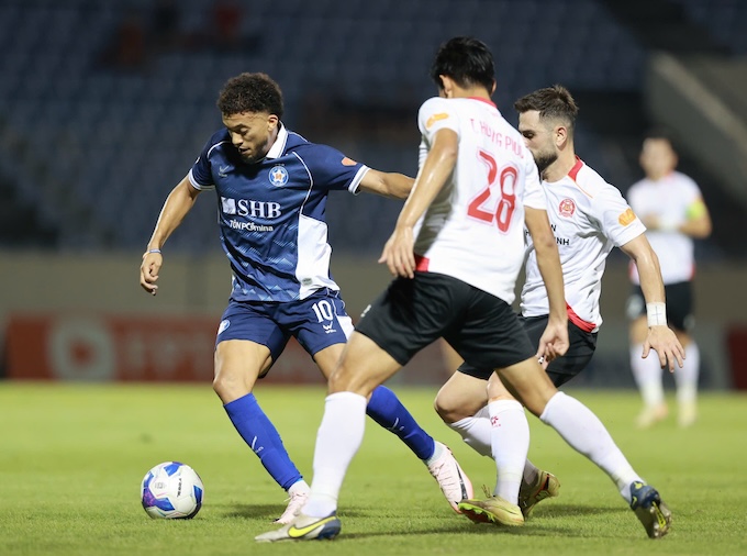 Thêm một lần nữa sân Hoà Xuân tiếp tục là nỗi ám ảnh của đội chủ nhà khi họ vẫn chưa biết thắng tại đấy. Ảnh: Phi Hải