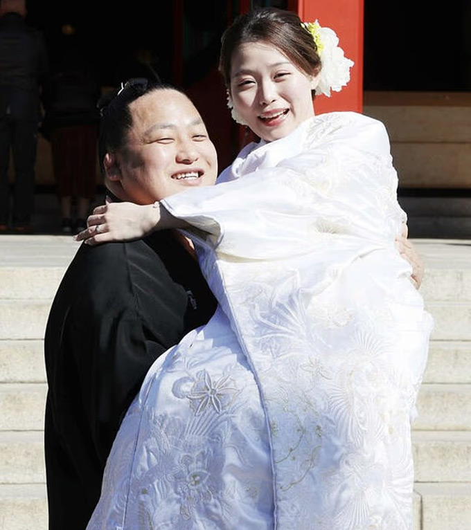 Midorifuji Kazunari, 29 tuổi, cũng tìm thấy tình yêu qua sumo. Theo Hochi News, anh và Chihiro Kawamoto đã kết hôn vào năm 2024