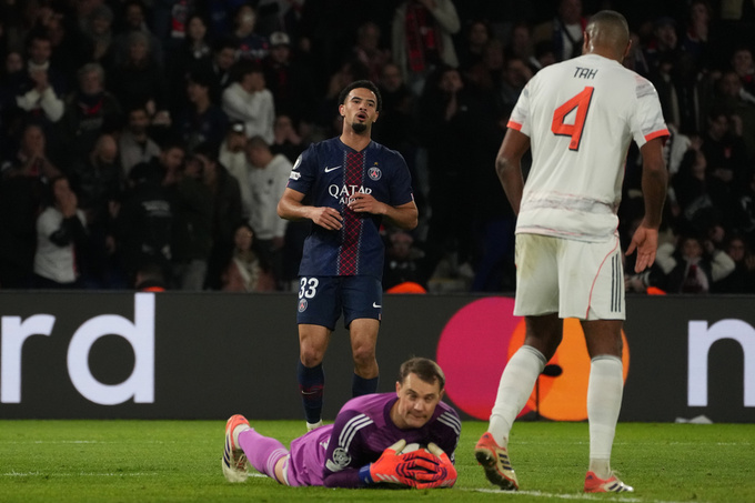 Manuel Neuer "cân tất" mọi pha dứt điểm của cầu thủ PSG