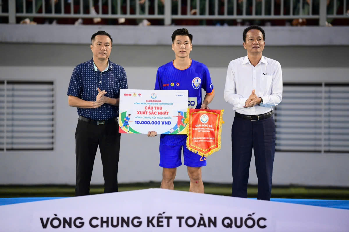 Cầu thủ Nguyễn Anh Sơn nhận giải Cầu thủ xuất sắc nhất