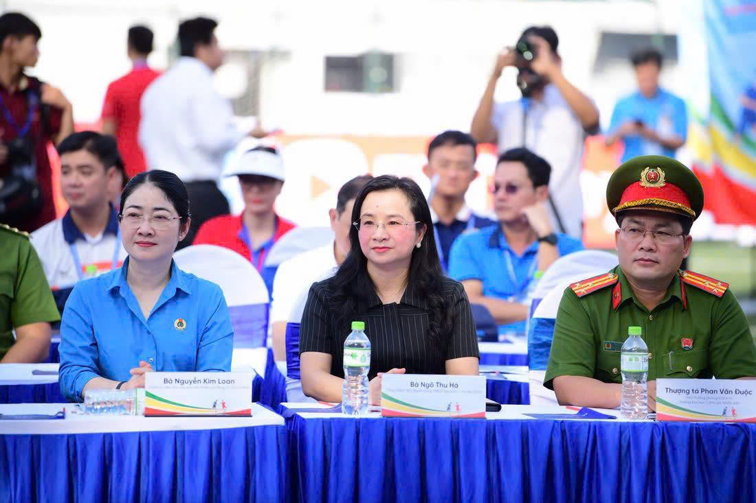 Tổng Giám đốc SHB Ngô Thu Hà (ở giữa) tham dự Lễ khai mạc vòng chung kết Giải bóng đá công nhân viên chức 2025