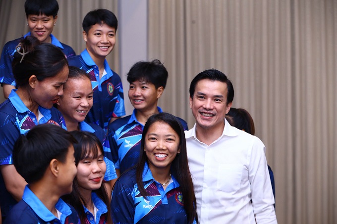 Phó GĐ Sở VH-TT TP.HCM Nguyễn Nam Nhân động viên các cầu thủ 